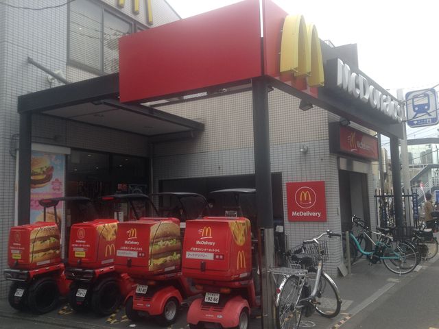 駅出口すぐの便利店_マクドナルド大島店