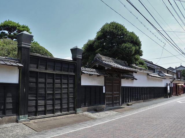 右の門は松江藩主のための御成門。左は嘉仁親王(のちの大正天皇)を迎えるたに造られた門。_八雲本陣