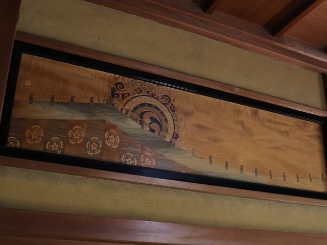 木造嵌(もくぞうがん)という技巧が用いられた欄間。_八雲本陣