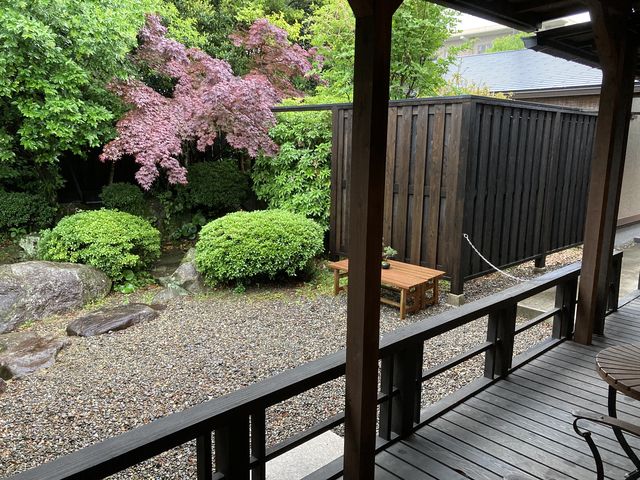 お宿の縁より中庭を望む_別邸 はる樹