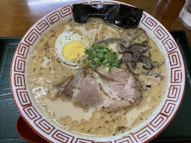 旨みたっぷりのとんこつスープにストレートが相絡まってペロりと食べれます。とにかくチャーシューが絶品!_龍峰
