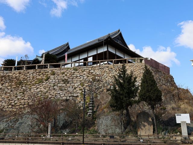 福禅寺・對潮楼の石垣の下にあります。_むろの木歌碑