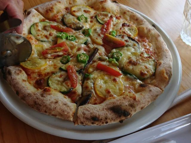 私が頼んだオススメの夏野菜ピザ!アンチョビがいいアクセント!_和・て〜ら