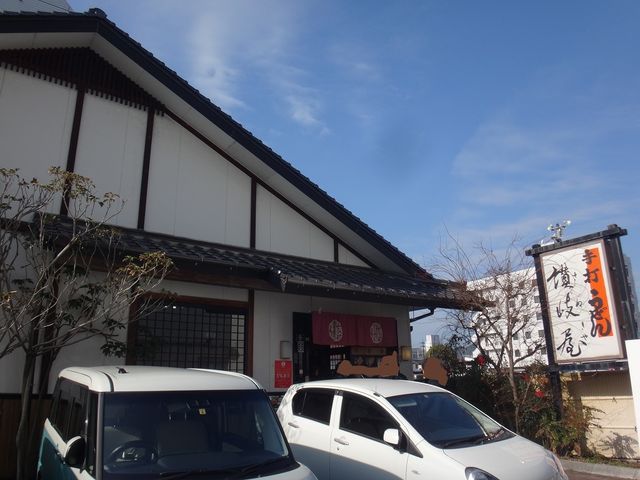 外観です。お昼前でしたが、すでの多くの車が停まっていました。_讃岐屋西条店