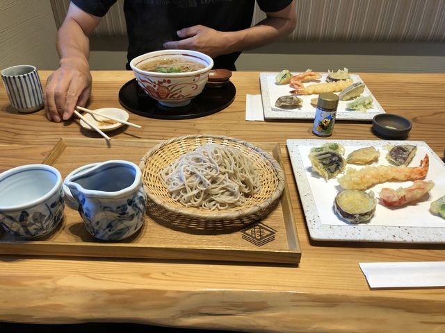 手前天ざるそば奥は天ぷら蕎麦_蕎麦処やまとう