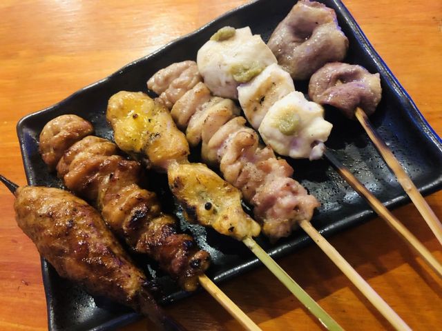 焼き鳥ズラリ。右からハツ・ささみ・せせり塩・ぼんじり・せせりタレ・つくね。炭火焼き美味。_炭焼DINING UPUP