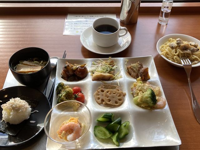 料理の一例
左がしらすの海苔巻(オリーブオイル掛け)_south west(サウス ウエスト)