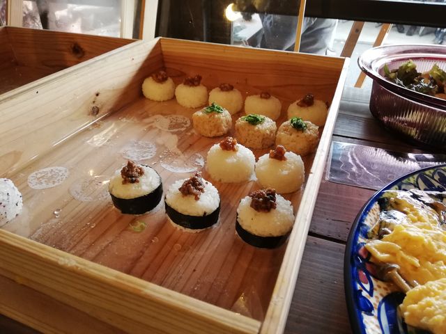この日のおにぎりは、ねぎおかか・肉みそ山椒・くるみみそ・ゆかり梅たくあん・ちりめん山椒_大原リバーサイドカフェ来隣