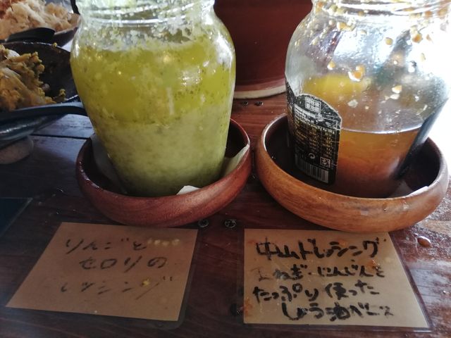 リンゴとセロリ&玉ねぎ人参をたっぷり使ったしょうゆベースの中山ドレッシング
_大原リバーサイドカフェ来隣