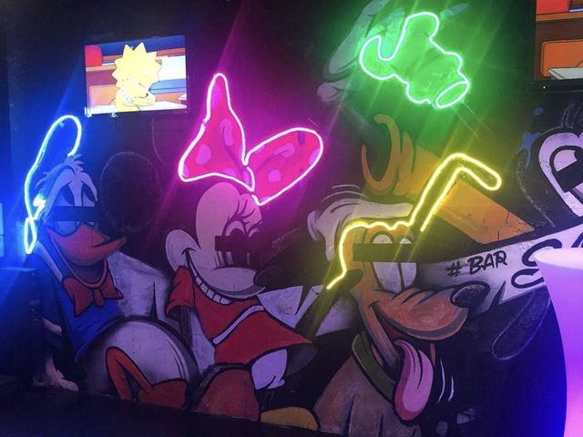 壁に絵が書いてあります!_Amusement Bar Samurai アミューズメントバー サムライ 神戸三宮