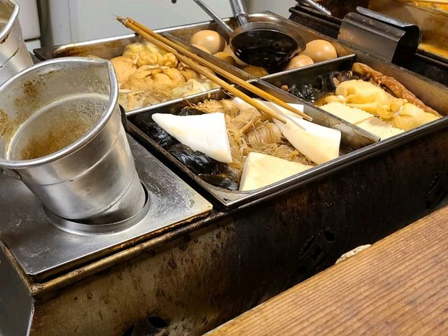 カウンターから覗くおでん鍋_黒ぢょか