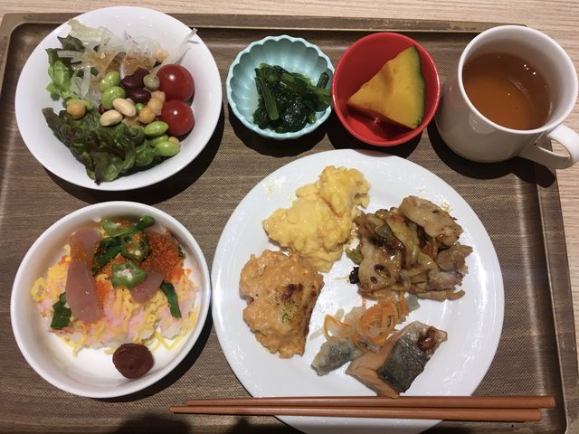 和洋中,パン,ご飯,果物,デザート,少しずつですが一通りありました_ホテルソビアル大阪ドーム前