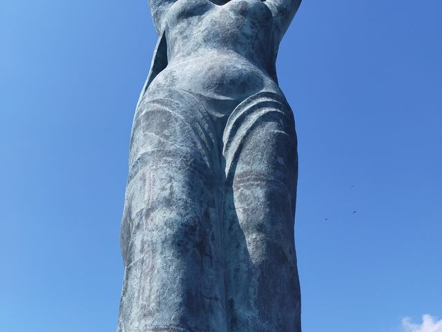 土偶感のあるグラマーな女神像_魚見塚展望台