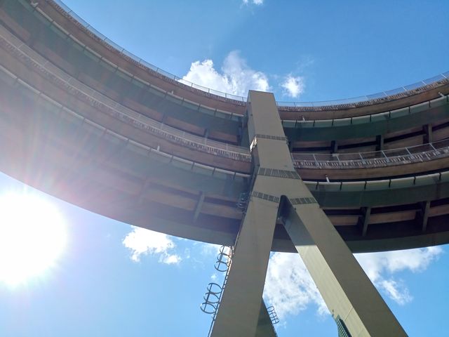 橋の真下にある駐車場から見上げる_河津七滝ループ橋(七滝高架橋)
