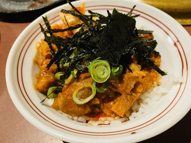 スジの旨煮丼です。もちろんスジの旨煮単品もあります。_味蔵