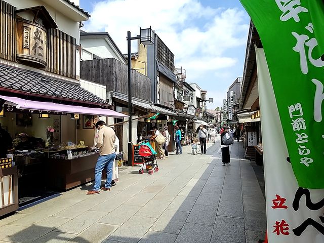 よく晴れた春の参道を散策。身も心も癒されますね。
寅さんのとらやの前で。_柴又帝釈天参道
