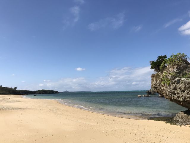 砂浜を歩きつつ、自分達で写真を撮ります_美ら産プランニング