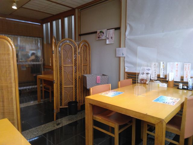 店内は小綺麗です。_お料理 松山