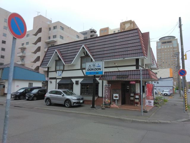駅から歩いて 1分の超素敵な店構えの喫茶店です。_ドンドン