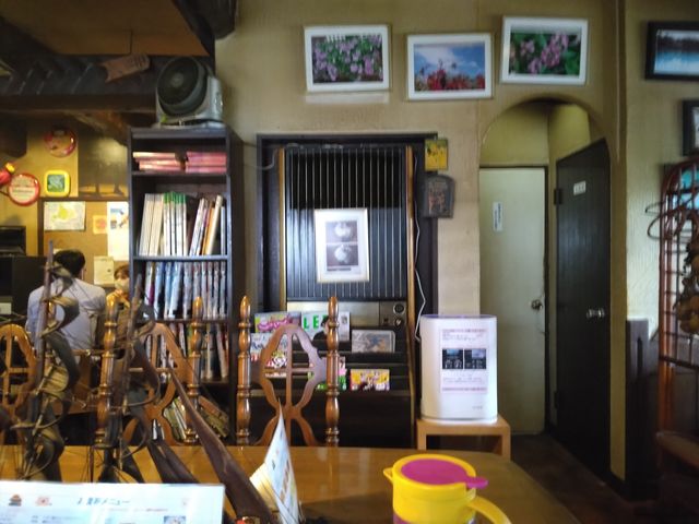喫茶店のかがみです、このお店は。_ドンドン