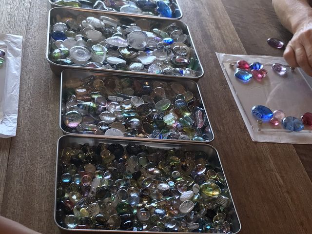 大小さまざまなサイズのガラスのパーツ_glass studio nikai