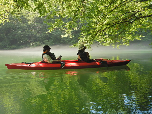 水面に少しもやがかかり幻想的_FEELGOOD CANOE TOURS