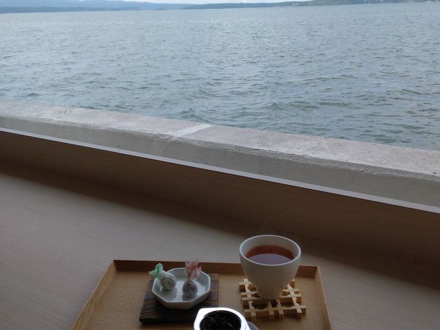「ホテル海望」の名のとおり、海を望める席で、自分で作った棒ほうじ茶とお菓子をいただきました。_ホテル海望