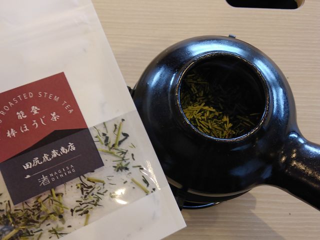 最初は緑色だった茶葉。
これからどう変化していくのでしょうか?_ホテル海望