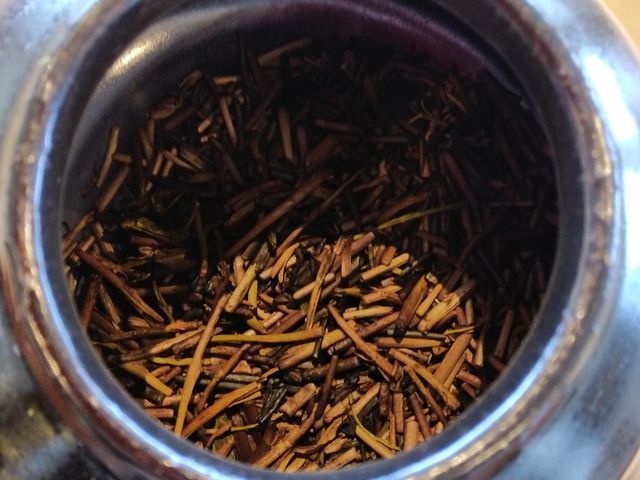 バーナーで、棒ほうじ茶を炒ります。_ホテル海望