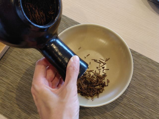 炒り終わったら、持ち手のところから棒ほうじ茶を出します。_ホテル海望