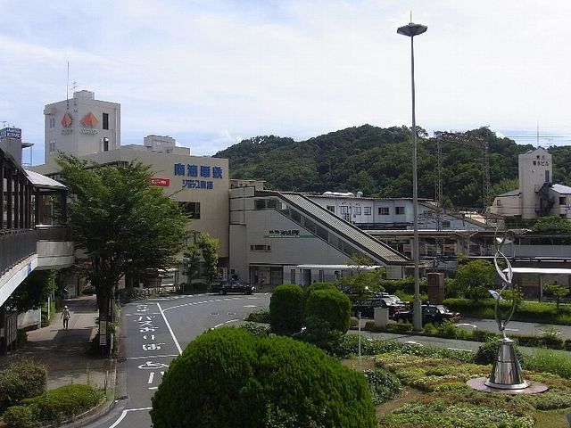 河内長野駅前のバスロータリーの景観で、路線バス以外にタクシー乗車エリアもあります。_河内長野市観光案内所