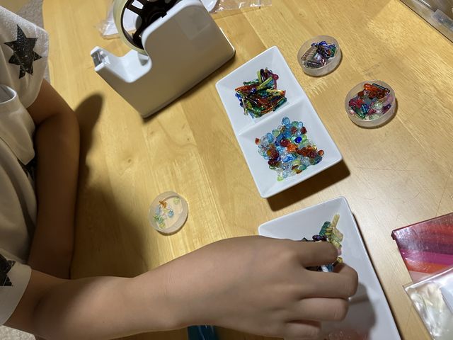 万華鏡用のパーツをガラスで作った後、自作の物や事前に用意してあったガラスを使って万華鏡を組み立てます_ガラス工房 虹色ねこ舎