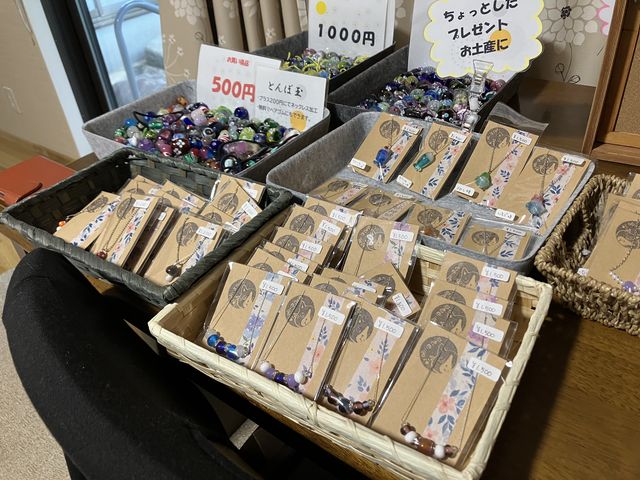ストラップなども販売されていました。どれもキレイなものばかりです。_ガラス工房 虹色ねこ舎