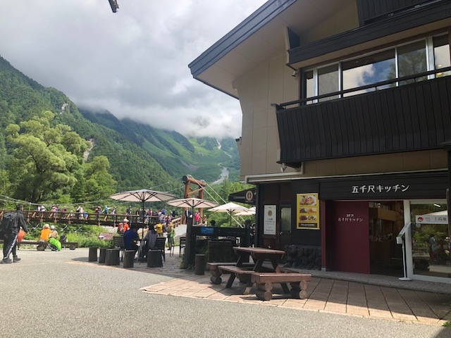 上高地BT側遊歩道より河童橋と五千沢キッチン_五千尺ホテル上高地
