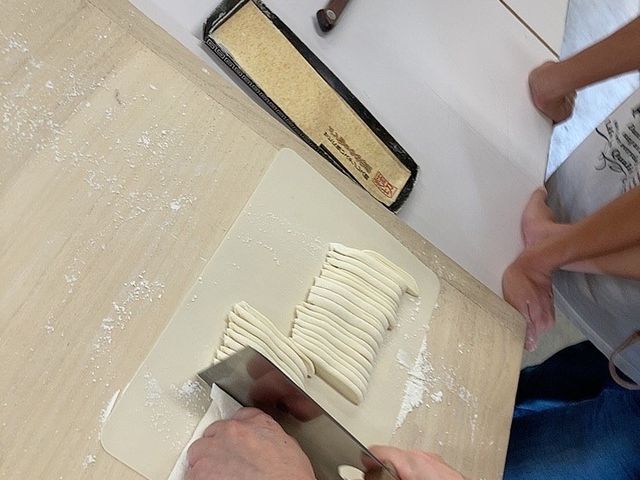 思ったより切る幅は薄くていいとのこと!均一が難しい。_みなもと体験館道志・久保分校