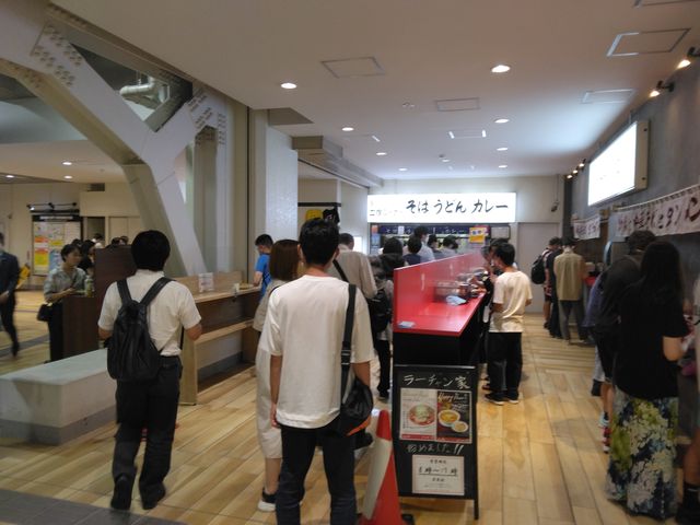バスセンターを歩くとすぐに場所はわかりました。_名物 万代そば