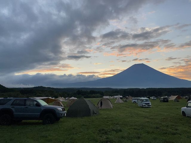 雨降り前の夕方の富士山_ふもとっぱら