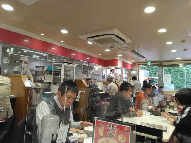 お昼時とあって、お店はお客さんでいっぱいでした。みんな「餃子の王将」に夢中です。_餃子の王将 御徒町駅南口店