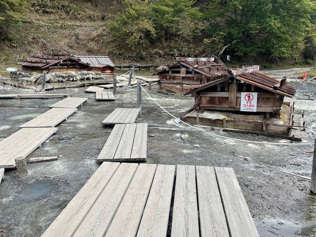湖の反対に歩いてくださいね!源泉が〜_温泉神社(湯元温泉)
