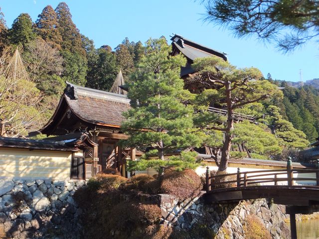 池の畔から仰ぎ見る勅使門の姿が良い感じ。_禅昌寺(岐阜県下呂市)