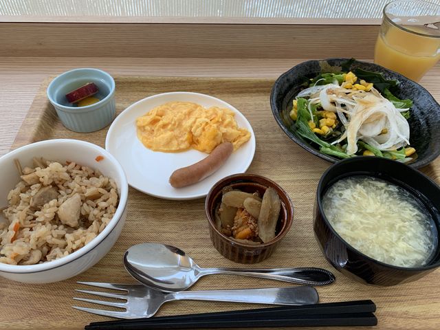 お気に入りの卵スープと初めての炊き込みご飯 サラダのワサビドレッシングも好き_ホテル ザ・グランコート津西