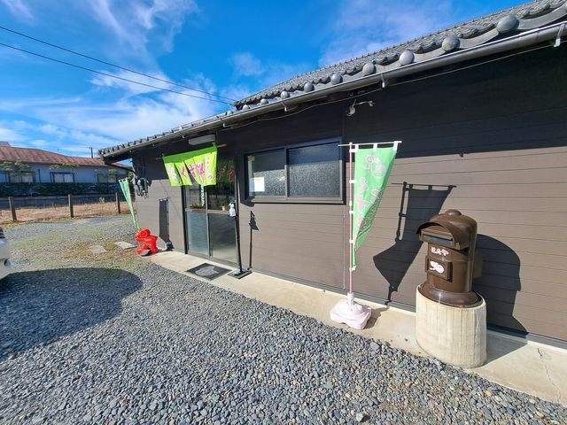 砂利の駐車場、広いです。_はたや