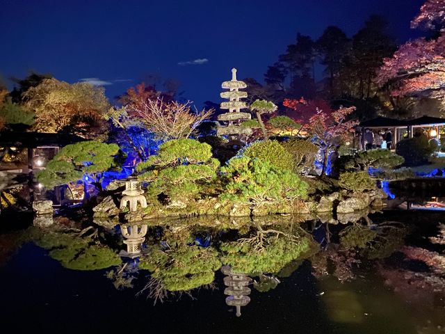 水面に紅葉が写し出されているのがとても綺麗です。_天守閣自然公園 市太郎の湯