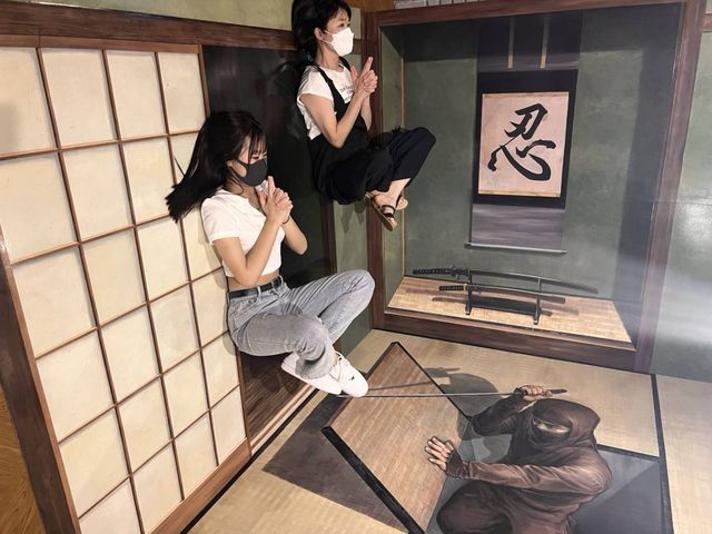 宙に浮いてる?!
すごく不思議な写真が、簡単に撮れます!_伊豆トリックアート迷宮館