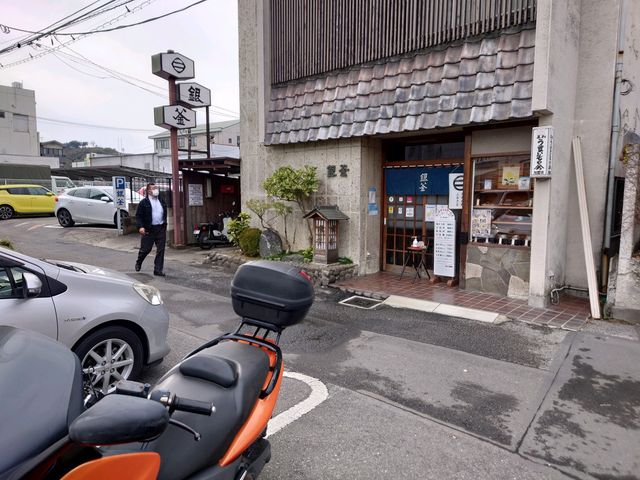 店舗前や横に駐車場が有ります。
バイクも駐車可能です。
※店舗前は一通ですので注意を。_銀釜