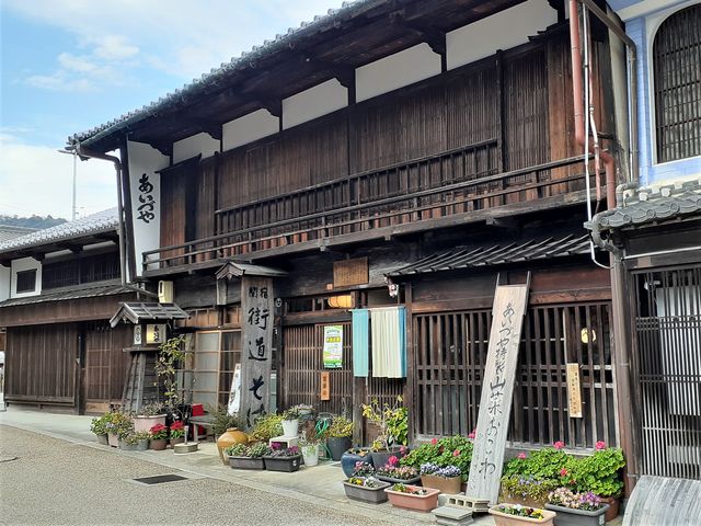お店の外観:地蔵院の通り向かいにあります。_会津屋
