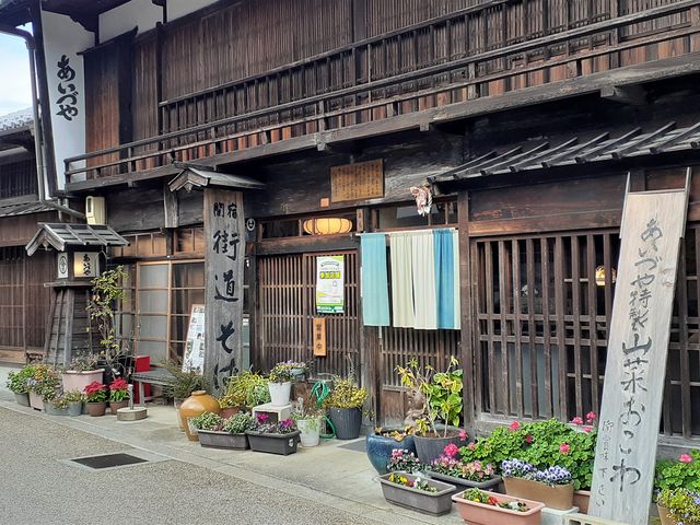 「関宿・街道そば」と「あいづや特製・山菜おこわ」の看板_会津屋