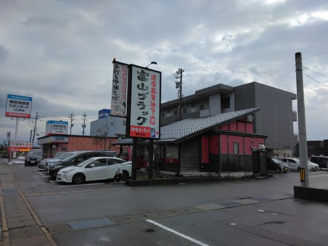 徒歩 20分は、結構ありました。殆どのお客さんは自家用車で来店しているようです。_麺家いろは・射水本店