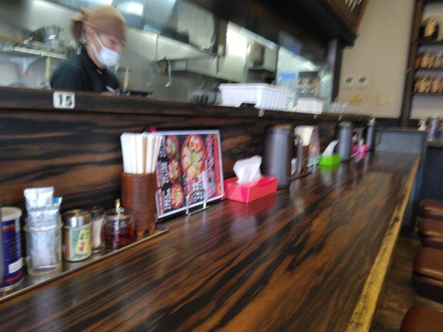 テーブル席とカウンター席があります。_麺家いろは・射水本店
