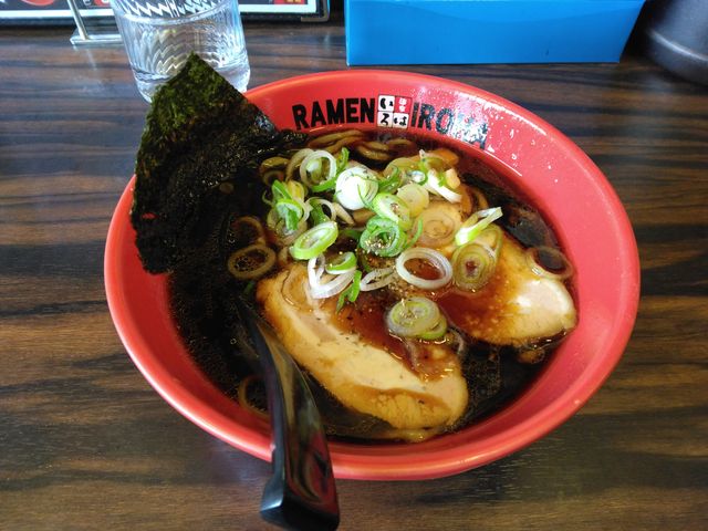 「富山ブラックらーめん」(870円)です。チャーシューがおいしいです。_麺家いろは・射水本店